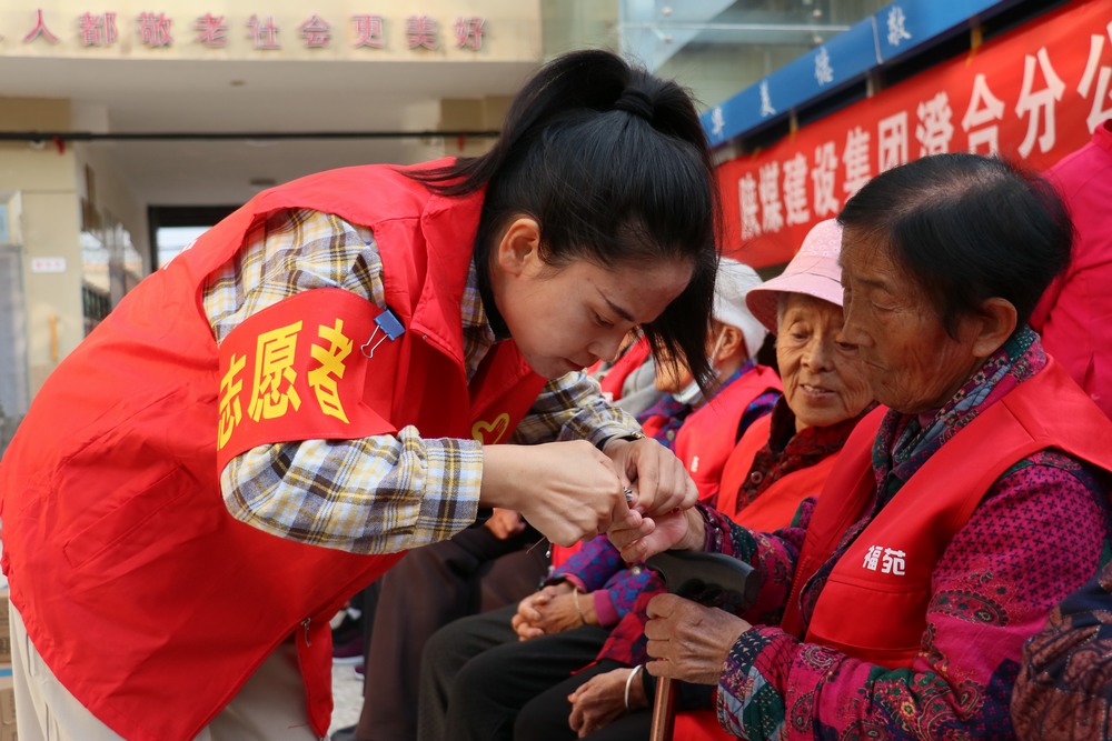 AG旗舰(中国)澄合分公司：敬老志愿服务 党员在行动